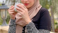 Beberapa kali Nathalie juga sempat mengunggah momen kulinernya di Instagram. Seperti mengunjungi kafe untuk nongkrong. Foto: Instagram & YouTube Nathalie Holscher