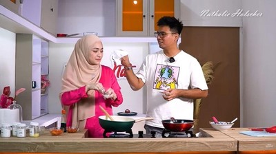Momen Nathalie Holscher Masak Bareng Frans Faisal dan Aurel