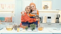 Nathalie juga pernah diajak oleh Aurel Hermansyah untuk masak bareng. Keduanya terlihat akan membuat hidangan seafood. Foto: Instagram & YouTube Nathalie Holscher