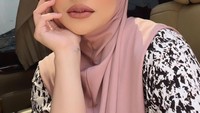 Nathalie Holscher, selebriti yang juga mantan istri komedian Sule ini mencuri perhatian karena kehidupan percintaannya. Masa iddah setelah perceraiannya dikabarkan akan selesai tak lama lagi. Foto: Instagram & YouTube Nathalie Holscher