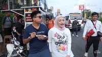 Momen jajan kaki lima lainnya, Nathalie bersama Frans Faisal menikmati sepiring siomay di kawasan Ciledug. Foto: Instagram & YouTube Nathalie Holscher