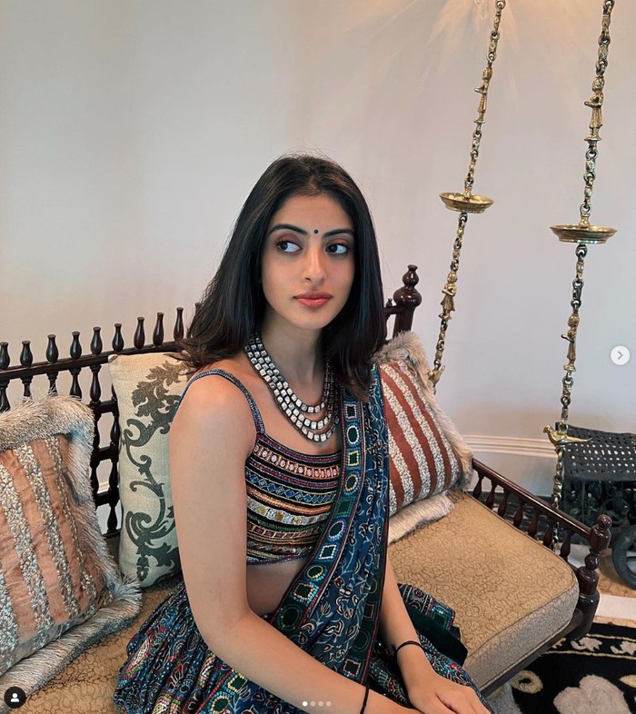 Navya Naveli Nanda Navya Naveli Nanda, cucu dari Amitabh Bachchan.