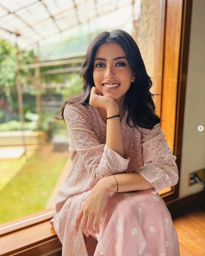 Navya Naveli Nanda Navya Naveli Nanda, cucu dari Amitabh Bachchan.