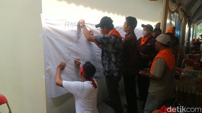 Nelayan di Juwana Pati melakukan tanda tangan tuntutan ke Pemerintah Pusat, Kamis (6/10/2022).