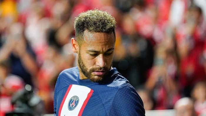 LISBON, PORTUGAL - 2022/10/05: Neymar da Silva Santos Júnior, known as Neymar of Paris Saint-Germain seen during the UEFA Champions League Group H football match between SL Benfica and Paris Saint-German at Estadio da Luz. Final score: SL Benfica 1:1 Paris Saint-Germain. (Photo by Bruno de Carvalho/SOPA Images/LightRocket via Getty Images)