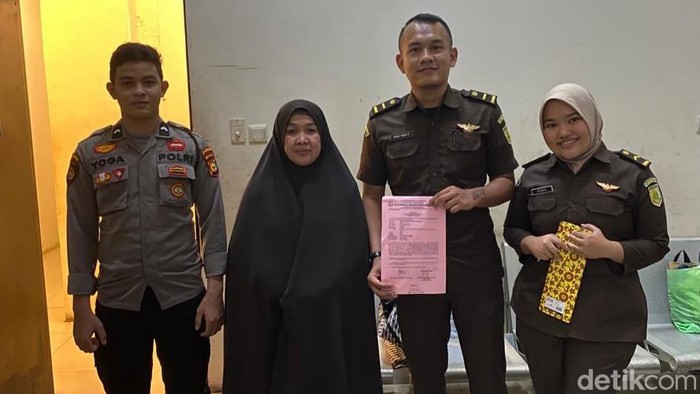 Nortaris senior di Pekanbaru ditahan jaksa karena kasus kredit fiktif.