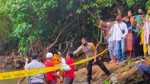 Polisi dibantu warga mengevakuasi orokk yang ditemukan membusuk di Sungai Iting, Desa Kuripan, Lombok Barat, Rabu (5/10/2022).