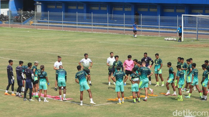 Para pemain Persib berlatih di Stadion Persib, Kota Bandung.