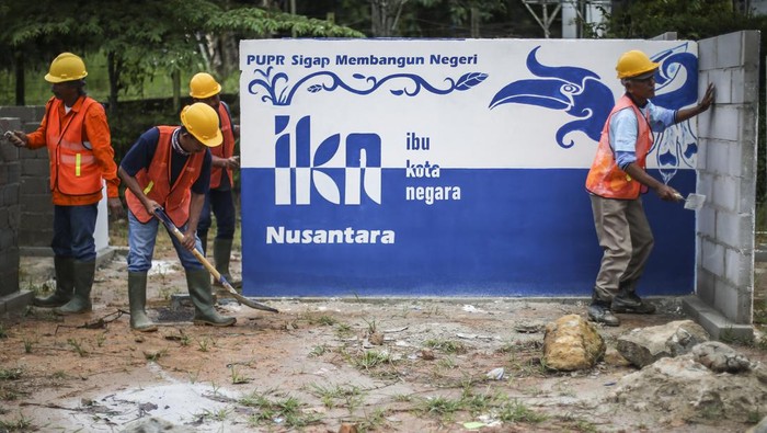 Peserta mengikuti pelatihan pekerja konstruksi Ibu Kota Negara (IKN) Nusantara di SMKN 1 Kecamatan Sepaku, Kabupaten Penajam Paser Utara, Kalimantan Timur, Kamis (6/10/2022). Kementerian PUPR memberikan pelatihan calon tenaga kerja konstruksi kepada 100 warga lokal selama 12 hari untuk pembangunan Ibu Kota Negara (IKN) Nusantara. ANTARA FOTO/Rivan Awal Lingga/foc.