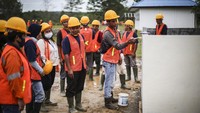 Peserta mengikuti pelatihan pekerja konstruksi Ibu Kota Negara (IKN) Nusantara di SMKN 1 Kecamatan Sepaku, Kabupaten Penajam Paser Utara, Kalimantan Timur, Kamis (6/10/2022).