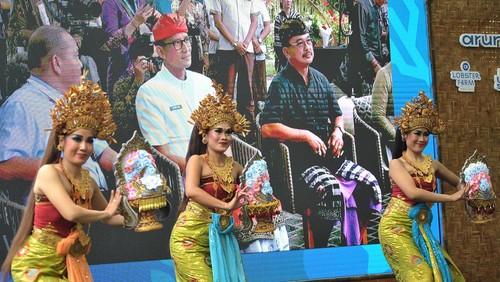 Tiga penari membawakan tari Bali saat peluncuran Kampung Wisata dan Budidaya Lobster A Lobster Farm di Nusa Dua, Badung, Bali, Kamis (6/10/2022). Kegiatan yang diinisiasi oleh Aruna di Pantai Amed, Karangasem, Bali tersebut sebagai bentuk kepedulian supply chain aggregator perikanan asal Indonesia terhadap keberlanjutan ekosistem kelautan dan upaya  mempercepat pemulihan ekonomi khususnya untuk sektor pariwisata. ANTARA FOTO/Nyoman Hendra Wibowo/YU