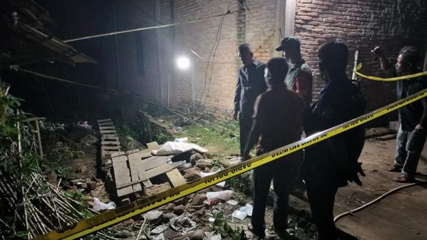 Pembunuhan di Way Kanan, Lampung menggegerkan masyarakat. Hal tersebut disebabkan oleh penemuan mayat satu keluarga di dalam sebuah septic tank.