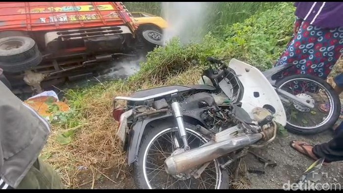 Penampakan truk tabrak pemotor di Pantura Pati, Kamis (6/10/2022). Akibat kecelakaan ini pemotor tewas di lokasi, sedangkan truk tercebur ke sungai.