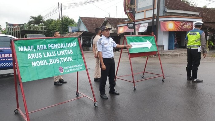 Pengalihan arus lalin usai laka tunggal di Blitar