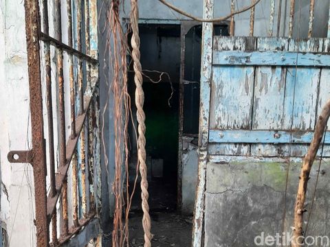 Penjara Kalisosok Surabaya dibangun pada zaman VOC, atau sekitar tahun 1800-an. Namun sudah puluhan tahun lamanya, penjara itu tak lagi digunakan.
