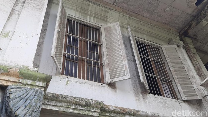 Penjara Kalisosok merupakan penjara yang dibangun pada 1808 oleh Belanda. Kemudian penjara ini mulai beroperasi pada 1850 hingga zaman Jepang.