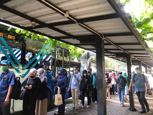 Penumpang TransJ di Cibubur Junction Mengular Imbas Sistem Baru