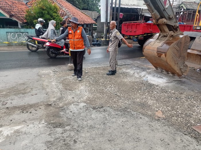 Perbaikan lubang Jl Cibungbulang, Kabupaten Bogor. (Dok istimewa)
