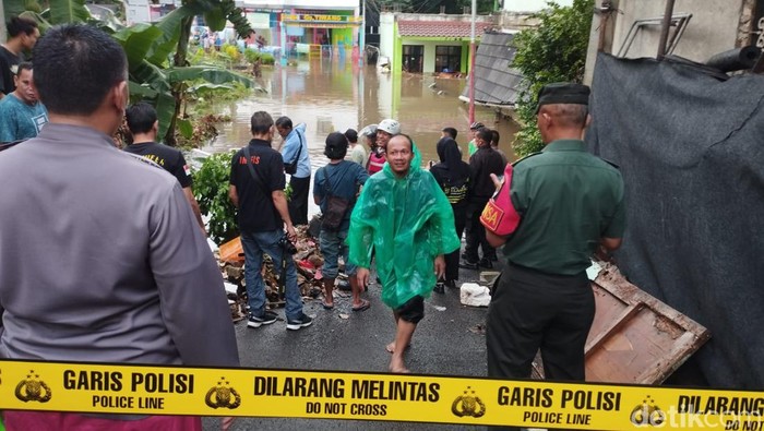 Peristiwa mengerikan terjadi di MTs Negeri 19 di Jaksel. Sebanyak 3 siswa tewas akibat tertimpa tembok yang roboh di sekolah itu. (Brigitta Belia/detikcom)