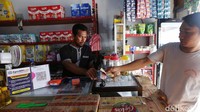 Sejak tahun 2015, pria asal Buton, Sulawesi Tenggara ini sudah aktif melayani layanan perbankan di perbatasan Indonesia-Australia untuk masyarakat sekitar kios sembako miliknya.
