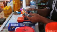 Hane mengatakan agen BRILink miliknya kerap dipadati nasabah yang ingin melakukan penarikan maupun penyetoran uang. Apalagi saat para pegawai negeri, baik itu dari instansi pemerintahan, Polri, dan lain-lain menerima gaji.
