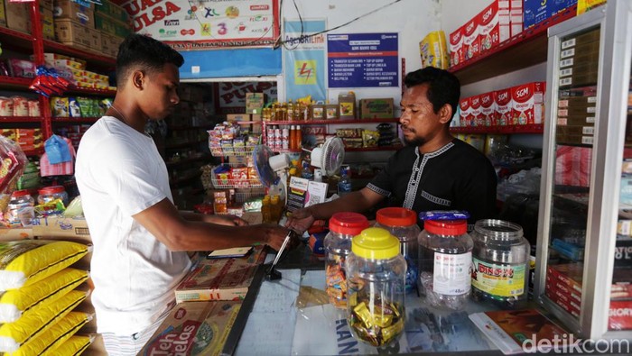 Perputaran Uang Agen BRILink di Saumlaki Ini Capai Rp 300 Juta/Hari Ramainya aktivitas masyarakat di Pasar Omele Sifnana, Saumlaki, Kepulauan Tanimbar membuat pemilik toko sembako sekaligus Agen BRILink, Laode Hane Ahmad kecipratan rezeki. Sejak tahun 2015, pria asal Buton, Sulawesi Tenggara ini sudah aktif melayani layanan perbankan di perbatasan Indonesia-Australia untuk masyarakat sekitar kios sembako miliknya.