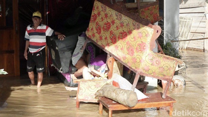 Banjir setinggi satu meter yang merendam pemukiman warga di Kelurahan Batupanga, Kecamatan Luyo, Kabupaten Polewali Mandar (Polman), Sulawesi Barat (Sulbar) mulai surut.