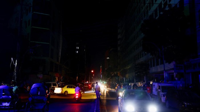 Potret Bangladesh Gelap Gulita Gegara Gangguan Listrik Vehicles are seen on the street during countrywide blackout in Dhaka, Bangladesh, October 4, 2022. REUTERS/Mohammad Ponir Hossain