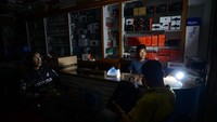Pemilik toko menerangi tokonya dengan lampu darurat selama pemadaman listrik di Dhaka. Harga impor yang mengalami kenaikan terjadi akibat perang Rusia-Ukraina. Sejak saat itu, pemerintah Bangladesh berjanji untuk menghemat energi setelah mengalami defisit fiskal tahun lalu. Mamunur Rashid/NurPhoto/Getty Images