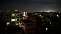 Penampakan lingkungan perumahan selama pemadaman listrik di Dhaka. Krisis energi telah dialami oleh Bangladesh selama beberapa bulan terakhir sejak pemerintah menangguhkan operasi pembangkit listrik tenaga diesel akibat harga impor yang melambung. Munir Uz Zaman/AFP/Getty Images