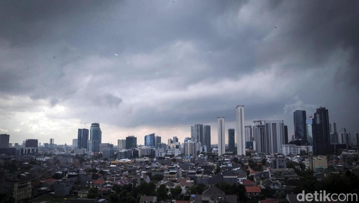 Mendung hitam menggelanyut di langit Jakarta, Kamis (6/10/2022) siang. Mendung gelap ini juga sebagai pertanda akan turunnya hujan.