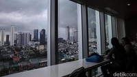 Mendung merupakan satu peristiwa dimana warna langit yang cerah berubah menjadi gelap sebagai pertanda akan turunnya hujan.