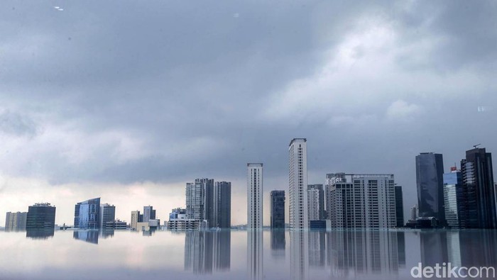 Potret Mendung Hitam Menggelanyut di Langit Jakarta Mendung hitam menggelanyut di langit Jakarta, Kamis (6/10/2022) siang. Mendung gelap ini juga sebagai pertanda akan turunnya hujan.