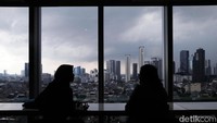 Langit mendung tampak menyelimuti Jakarta.