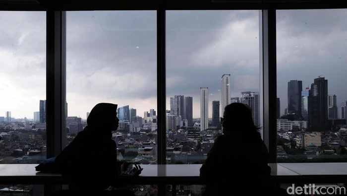 Potret Mendung Hitam Menggelanyut di Langit Jakarta Mendung hitam menggelanyut di langit Jakarta, Kamis (6/10/2022) siang. Mendung gelap ini juga sebagai pertanda akan turunnya hujan.