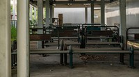 Kursi penumpang yang digunakan untuk menunggu bus, kini dipenuhi oleh debu dan dedauan kering.
