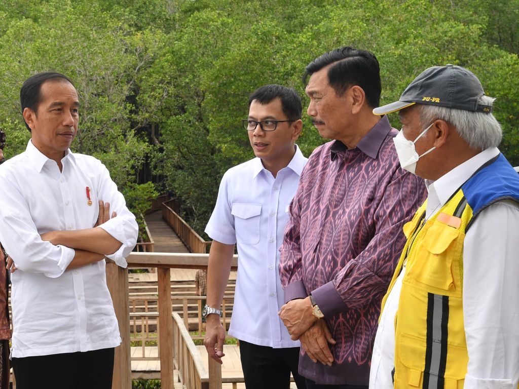Presiden Joko Widodo meninjau pembangunan infrastruktur jalan di daerah Nusa Dua, Kabupaten Badung, Provinsi Bali yang akan dilalui oleh para pemimpin dunia yang menghadiri KTT G20 pada bulan November mendatang. (Rusman - Biro Pers Sekretariat Presiden)
