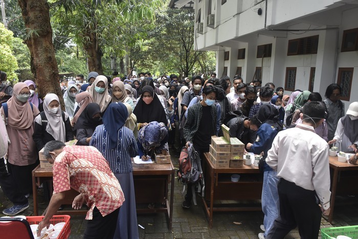 Program makanan gratis bergizi untuk mahasiswa Undip.