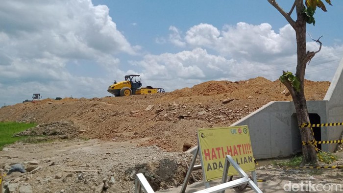 Proyek Tol Jogja-Solo di Kecamatan Ngawen Klaten yang tengah diproses uruk, Kamis (6/10/2022).