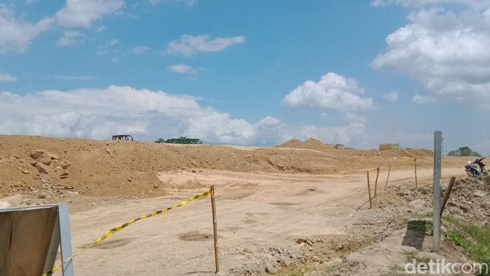 Proyek Tol Jogja-Solo di Kecamatan Ngawen Klaten yang tengah diproses uruk, Kamis (6/10/2022).