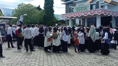 Puluhan guru honorer Madrasah Swasta unjuk rasa di kantor Kementerian Agama Kabupaten Dompu, Nusa Tenggara Barat (NTB), Kamis (6/10/2022).