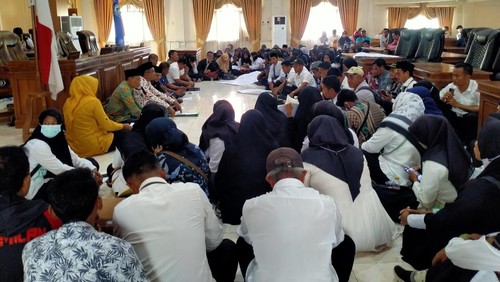 Puluhan Guru Madrasah Swasta Dompu ketika berdialog dengan DPRD di ruang sidang Paripurna Dewan, Kamis (6/10/2022)