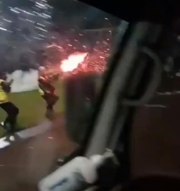 Rekaman yang viral tampak polisi menembakkan gas air mata ke tribun penonton diduga direkam dari dalam kendaraan medis di Kanjuruhan