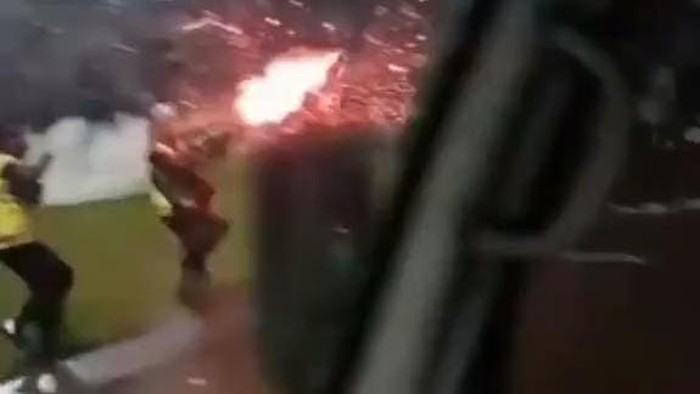 Rekaman yang viral tampak polisi menembakkan gas air mata ke tribun penonton diduga direkam dari dalam kendaraan medis di Kanjuruhan