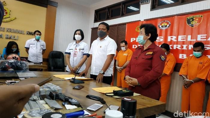 Wakil Direktur Reserse Kriminal Khusus AKBP Ambariyadi Wijaya (dua dari kanan)