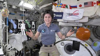 Gambar selebaran menunjukkan komandan perempuan pertama ISS di Eropa, astronot ESA Samantha Cristoforetti dengan boneka Barbie yang mirip dirinya di Stasiun Luar Angkasa Internasional (ISS).