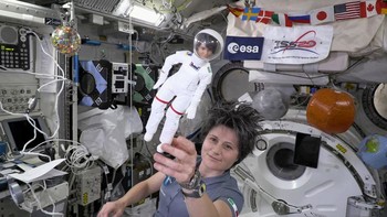 Cristoforetti baru-baru ini meluangkan waktu untuk menjelaskan beberapa eksperimen yang dilakukan di atas ISS. Dia dan Barbie-nya yang mengenakan pakaian antariksa melayang dalam gravitasi nol.