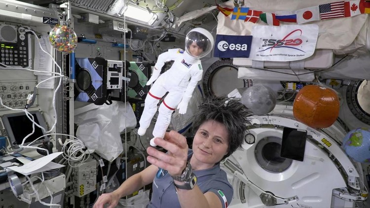 Saat Barbie Ikut Terbang ke Luar Angkasa, Begini Gayanya A handout picture shows Europes first female commander of the ISS, ESA astronaut Samantha Cristoforetti with her lookalike Barbie doll at the International Space Station (ISS). ESA/Handout via REUTERS THIS IMAGE HAS BEEN SUPPLIED BY A THIRD PARTY. MANDATORY CREDIT. NO RESALES. NO ARCHIVES. NO NEW USE AFTER NOVEMBER 3, 2022 TPX IMAGES OF THE DAY