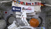 A handout picture shows Europes first female commander of the ISS, ESA astronaut Samantha Cristoforetti with her lookalike Barbie doll at the International Space Station (ISS). ESA/Handout via REUTERS   THIS IMAGE HAS BEEN SUPPLIED BY A THIRD PARTY. MANDATORY CREDIT. NO RESALES. NO ARCHIVES. NO NEW USE AFTER NOVEMBER 3, 2022     TPX IMAGES OF THE DAY