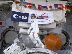 Saat Barbie Ikut Terbang ke Luar Angkasa, Begini Gayanya